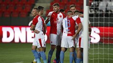 Fotbalisté Slavie se radují z jednoho z gól v zápase s Jabloncem.