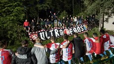 Fotbalisté Slavie na dkovace se svými fanouky za branami stadionu v Píbrami.