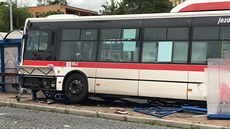 Autobus na autobusovém nádraí ve Slaném naboural do zastávky. (9. ervna 2020)