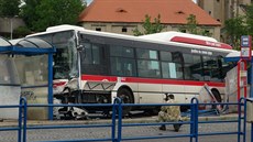 Řidič autobusu měl při nehodě ve Slaném na nohách pantofle.