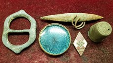 Fotografie ásti ukradených archeologických nález - nmeckých odznak.