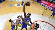 Amare Stoudemire (v modrém) z Maccabi Tel Aviv zakonuje na ko Fenerbahce...