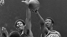 Wes Unseld (41) z Washingtonu se snaí zablokovat Paula Silase ze Seattle...