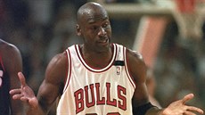 Michael Jordan z Chicago Bulls právě trefil šestou trojku v prvním poločase...