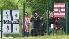 Fanouci ikova sledují zápas ve Varnsdorfu zpoza plotu.