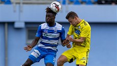 Fortune Akpan Bassey (vlevo) z Ústí a Petr Heppner z Varnsdorfu v hlavikovém...