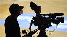 Televizní kameraman snímá zápas nmecké basketbalové bundesligy.