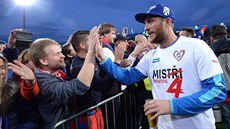 Pavel Fot se raduje s fanouky z plzeského titulu.