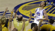 Stephen Curry se raduje p�ed fanou�ky Golden State, rok 2016.