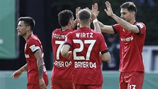 Fotbalisté Leverkusenu oslavují gól.