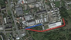 Modrou barvou je vyznačena uvažovaná krátká varianta silnice od Lidlu k...