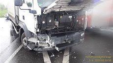 Po srážce s nákladním autem zůstala ve fordu zaklíněná řidička. Viníkem nehody...