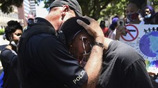 Policista objímá demonstranta v americkém Shreveportu. (31. kvtna 2020)