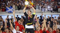 KAPITÁN MISTR EVROPY. panlský branká Iker Casillas zvedá nad hlavu trofej...