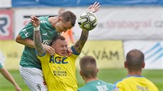 Jablonecký obránce Michal Je�ábek vyhrává hlavi�kový souboj s teplickým...