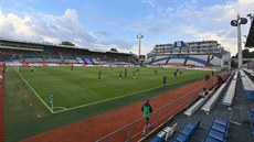 Momentka z ligového zápasu mezi Olomoucí a Ostravou (v erných dresech).