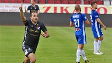 Ostravský fotbalista Nemanja Kuzmanovi se raduje z gólu do olomoucké sít.