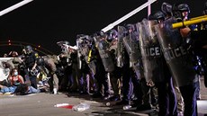 Policie v Dallasu zasahuje proti demonstrantm protestujícím proti násilné...