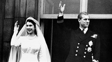 Královna Albta II. jet coby princezna a princ Philip ve svatební den...