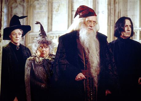 Richard Harris jako editel Brumbál ve filmu Harry Potter a Tajemná komnata...