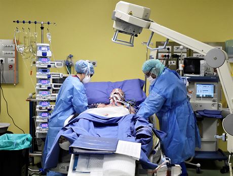 Pacient s nemocí covid-19 na jednotce intenzivní pée v milánské nemocnici San Raffael