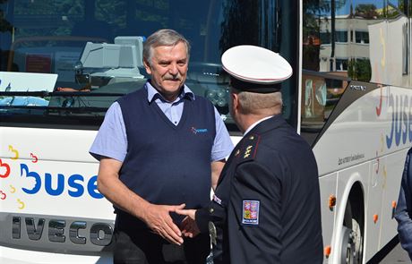 S tímto autobusem jezdí Robert Duek rok a pl. Te ho zdobí i plaketa s...