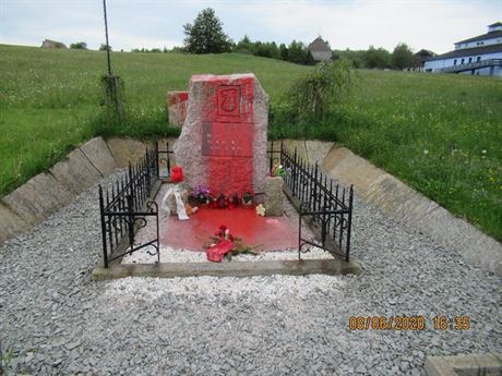 Pomník pohraniník na Cínovci na Teplicku, který tu ped 12 lety nechal...