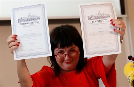 Ministryn financí Alena Schillerová se státními dluhopisy.