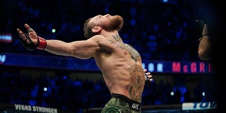 Tahle se bojovník Conor McGregor pedvádí publiku.