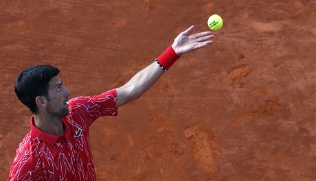 Novak Djokovi servíruje na charitativním turnaji v Blehrad