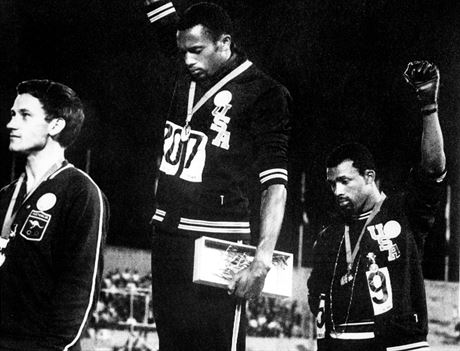 Amerití sprintei Tommie Smith (uprosted) a John Carlos (vpravo) na olympiád...