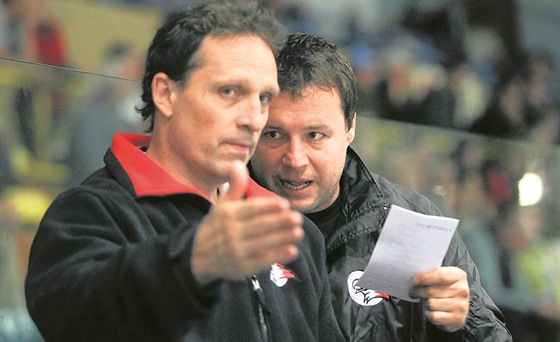 Hokejový trenér Martin Stloukal (vpravo) a jeho kolega Karel Soudek.