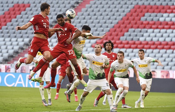 Benjamin Pavard a Serge Gnabry z Bayernu Mnichov hlavikují v utkání proti...