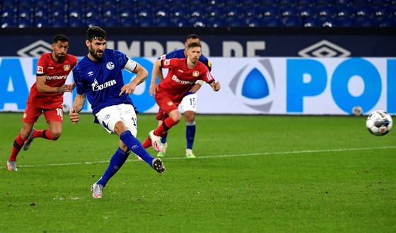 Daniel Caligiuri ze Schalke dává gól z penalty proti Leverkusenu.