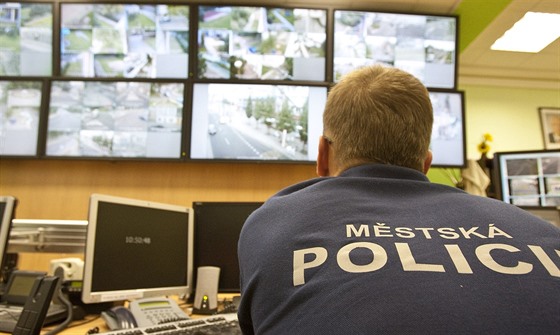 Ujíždějící automobil sledoval dispečer městské policie na kamerách a mohl tak navigovat hlídku. (Ilustrační snímek)