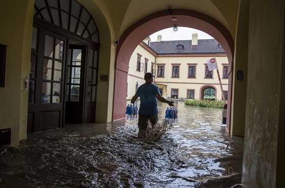 Hasiči kvůli velké vodě evakuují Domov pro seniory v Heřmanově Městci. (14....