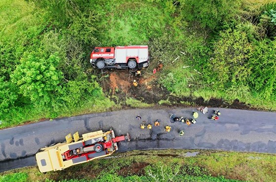 Vyprošťování převrácené zásahové hasičské cisterny, která havarovala při cestě...