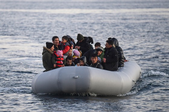 Migranti na člunu u řeckého ostrova Lesbos (2. března 2020)