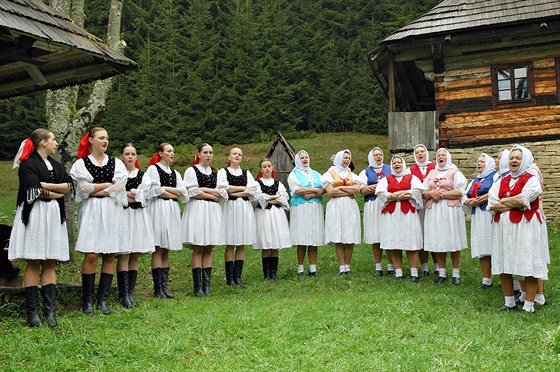 Ženská pěvecká skupina z folklórního souboru Jedľovina v Kysuckom Novom Meste