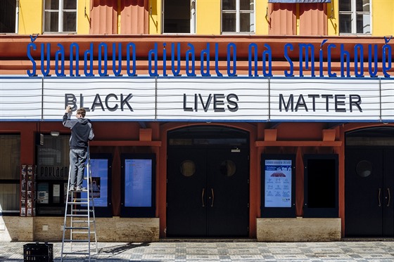 Pražské Švandovo divadlo se připojilo k podpoře amerického hnutí Black Lives...