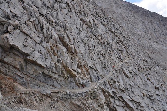 John Muir Trail je zhruba 370 kilometr dlouh trek vedouc pohom High Sierra...