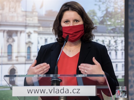 Ministryn Jana Maláová na tiskové konferenci po jednání vlády. (15. ervna...