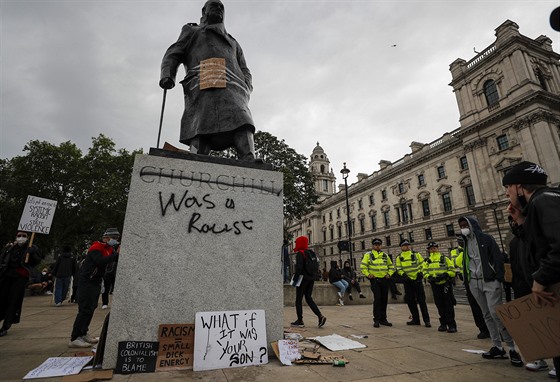 Demonstranti posprejovali sochu Winstona Churchilla na náměstí u sídla...