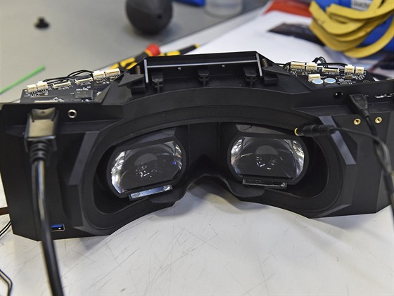 Vyrábí 3D brýle, které se přizpůsobí očím. Používá je i americké letectvo -  iDNES.cz