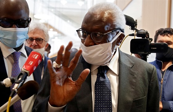 Bývalý prezident IAAF Lamine Diack ped soudem v Paíi elí otázkám noviná.