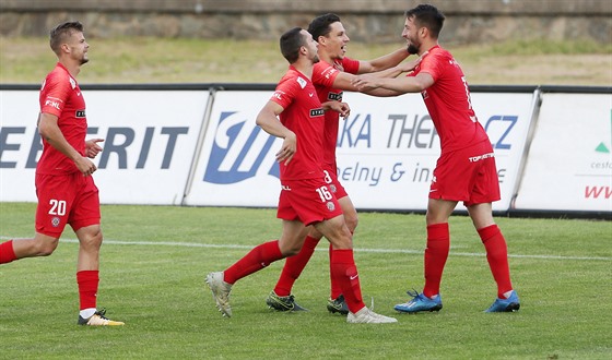 Fotbalisté Zbrojovky Brno slaví gól.