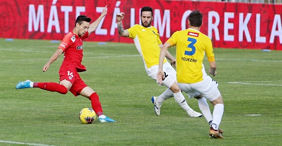 Jakub Pichystal ze Zbrojovky Brno pálí v utkání proti Jihlav.