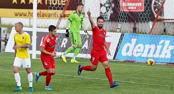 Jakub Pichystal (vlevo) a Adam Fousek ze Zbrojovky Brno slaví gól v utkání...