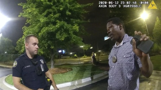 Policista Garrett Rolfe mluví s Afroamerianem Rayshardem Brooksem pi kontrole...