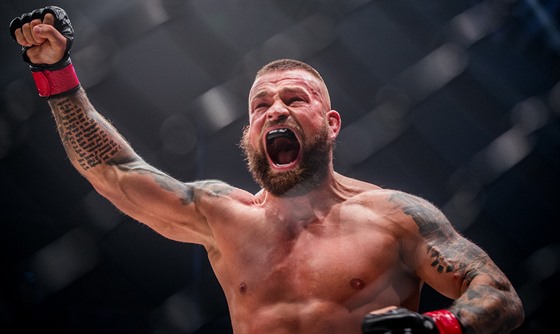 Karlos Vémola se raduje z výhry pod organizací Oktagon MMA.